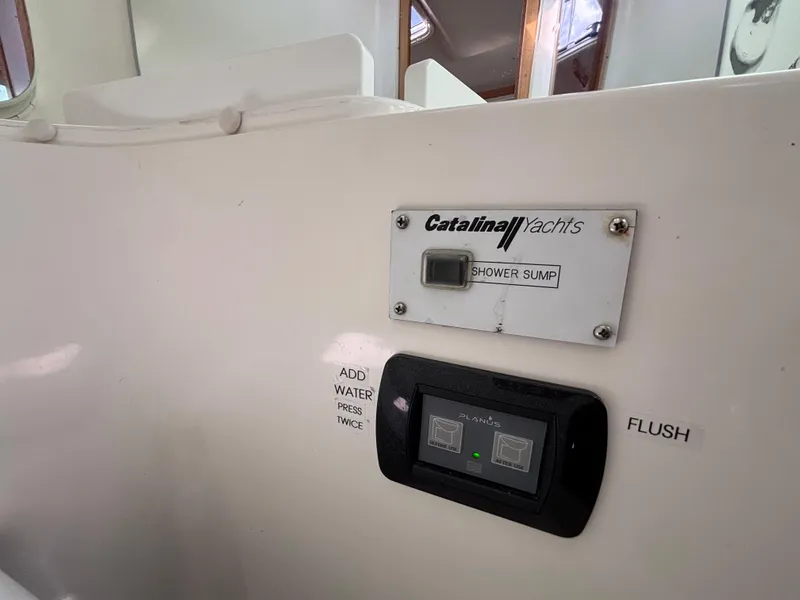2005 Catalina 320