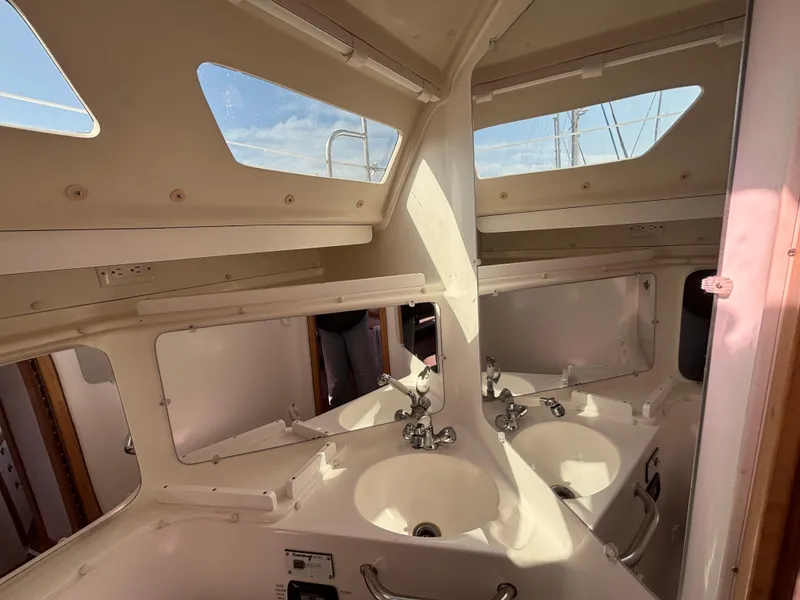 2005 Catalina 320