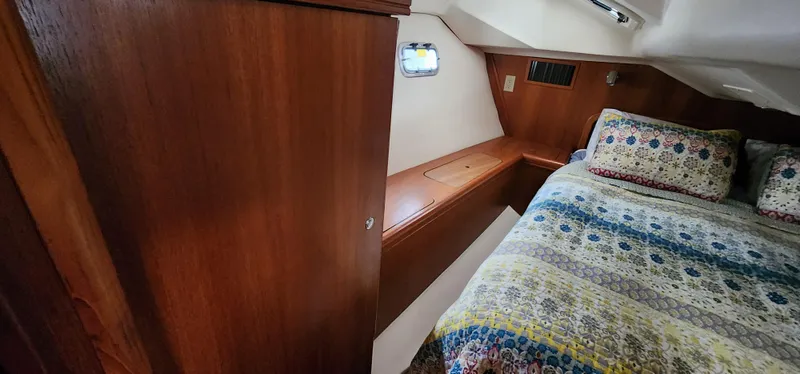 2005 Hunter 44