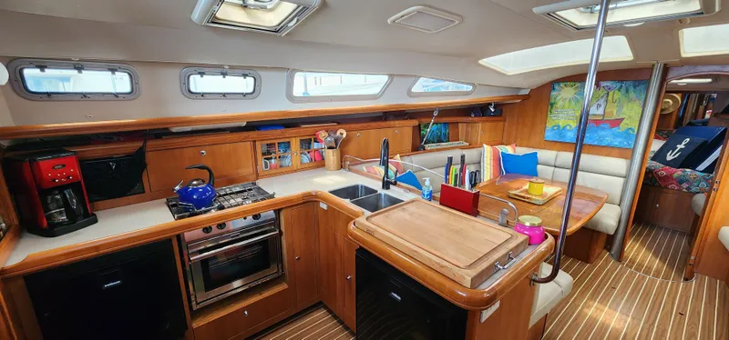 2005 Hunter 44