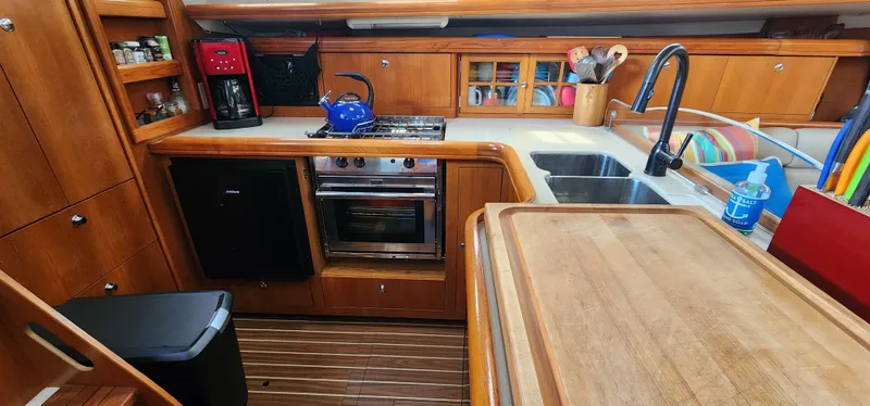 2005 Hunter 44