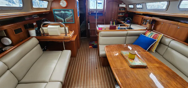 2005 Hunter 44