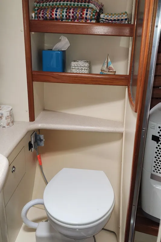 2005 Hunter 44