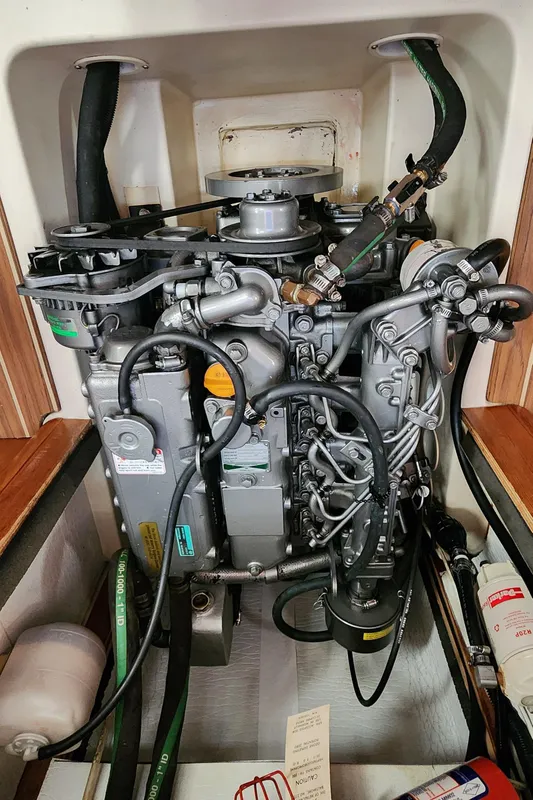 2005 Hunter 44
