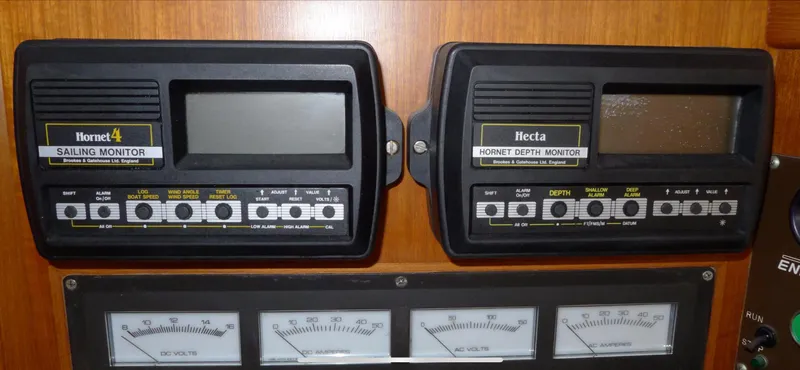 Norseman 400, 1987 sailing monitor and depth monitor on wooden panel.