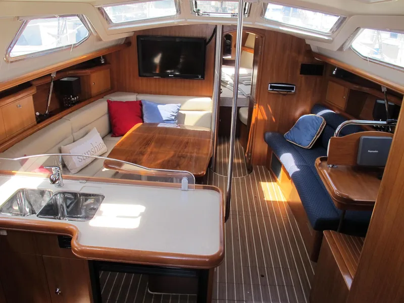 2004 Hunter 44 Deck Salon