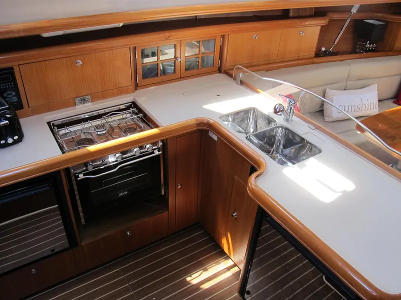 2004 Hunter 44 Deck Salon