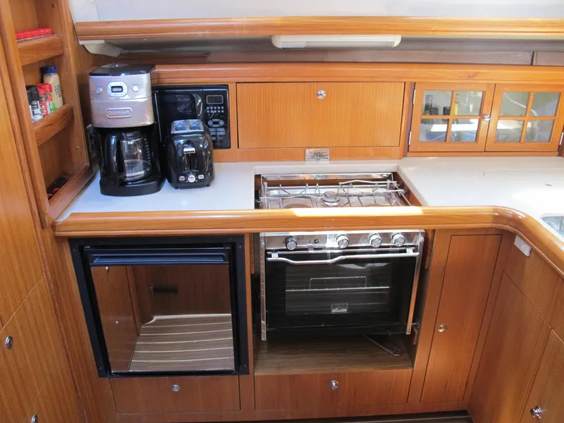 2004 Hunter 44 Deck Salon