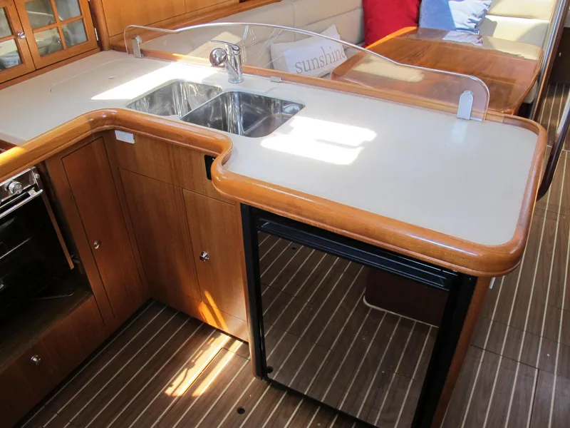 2004 Hunter 44 Deck Salon
