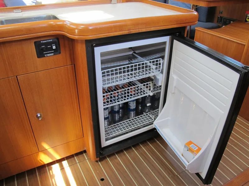 2004 Hunter 44 Deck Salon