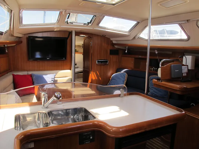 2004 Hunter 44 Deck Salon