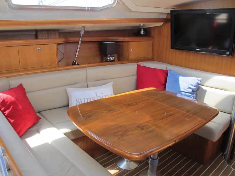 2004 Hunter 44 Deck Salon