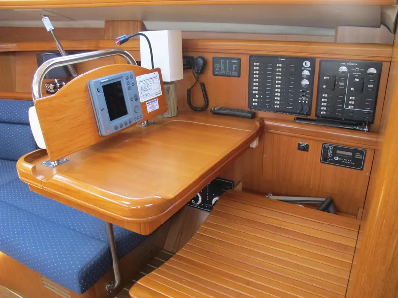 2004 Hunter 44 Deck Salon