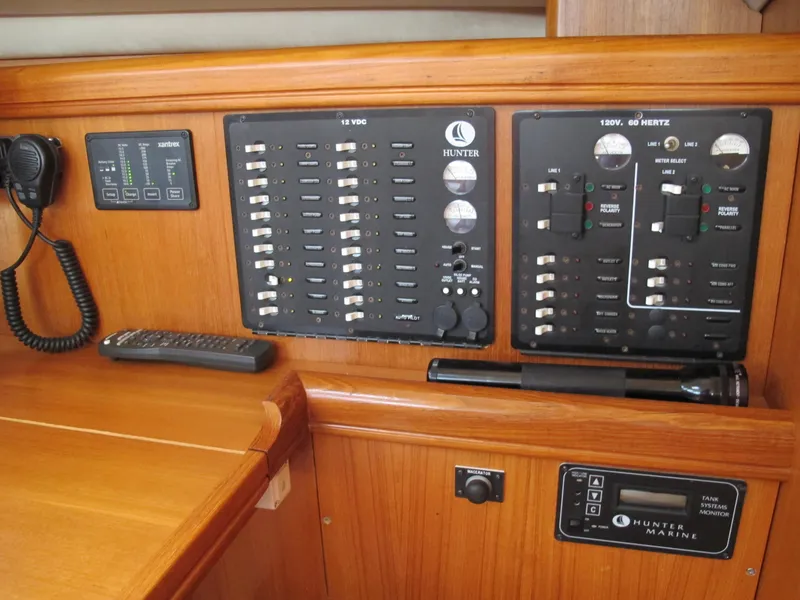2004 Hunter 44 Deck Salon