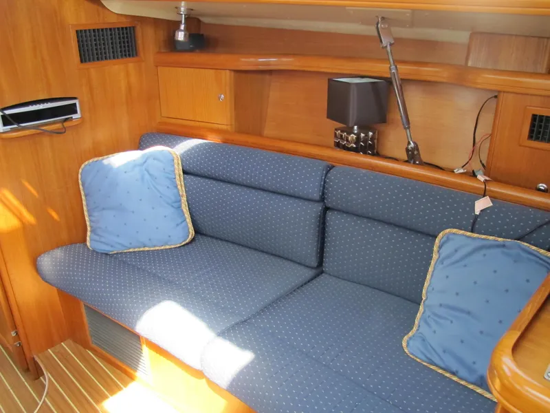 2004 Hunter 44 Deck Salon