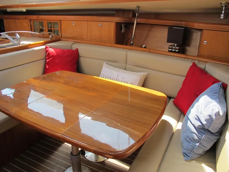 2004 Hunter 44 Deck Salon