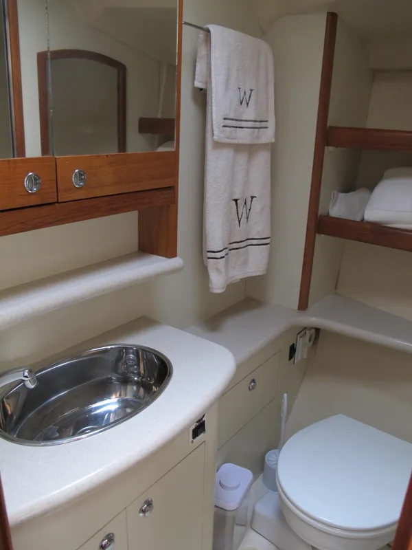 2004 Hunter 44 Deck Salon