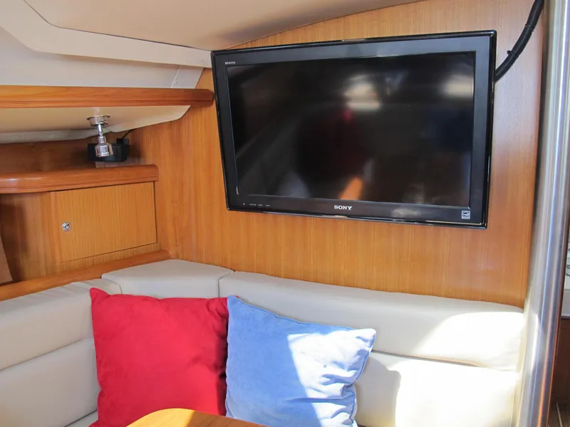 2004 Hunter 44 Deck Salon