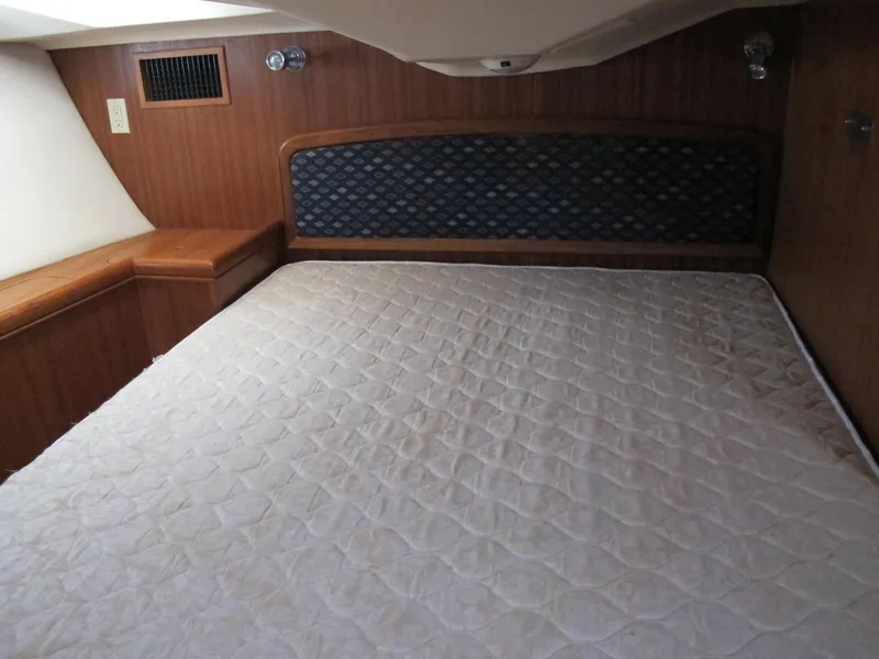 2004 Hunter 44 Deck Salon