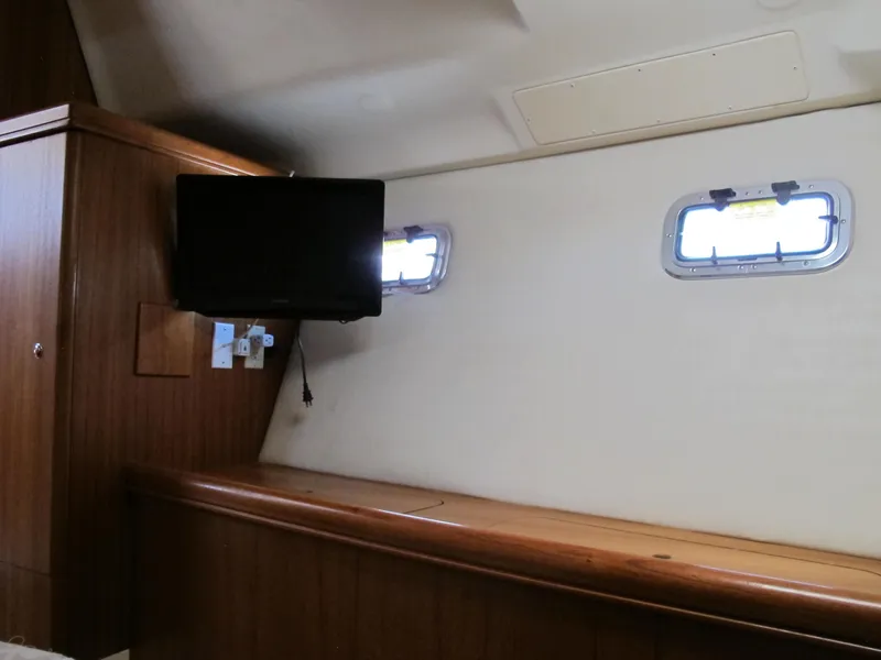 2004 Hunter 44 Deck Salon