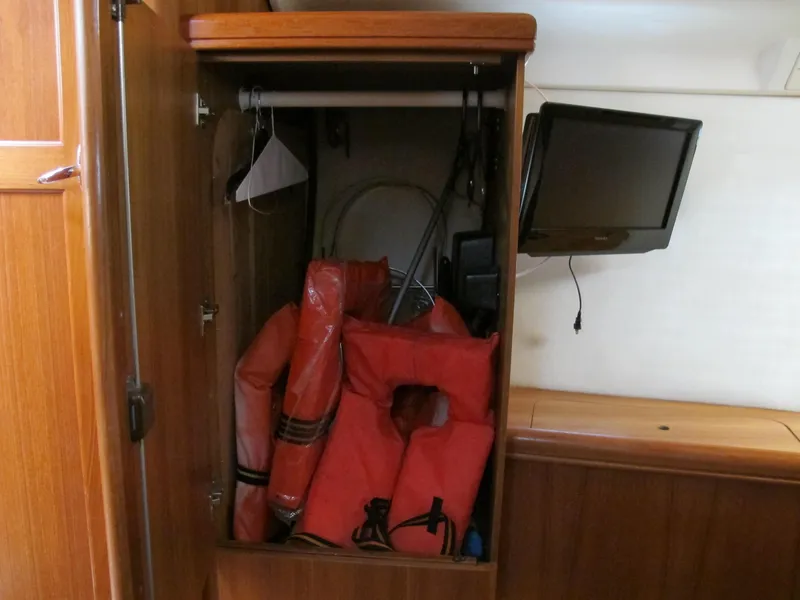 2004 Hunter 44 Deck Salon