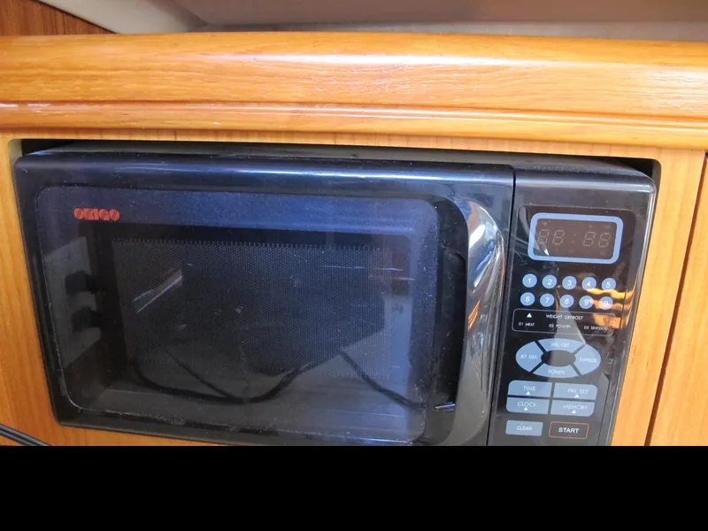2004 Hunter 44 Deck Salon