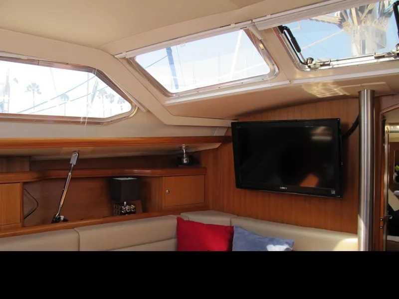 2004 Hunter 44 Deck Salon