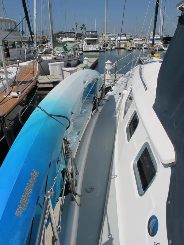 2004 Hunter 44 Deck Salon