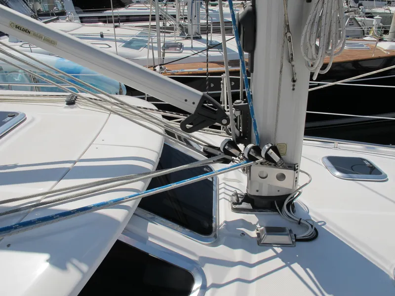 2004 Hunter 44 Deck Salon