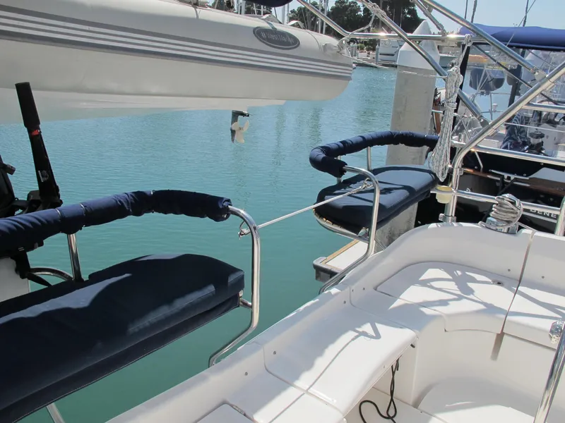2004 Hunter 44 Deck Salon