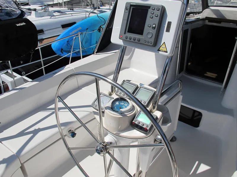 2004 Hunter 44 Deck Salon