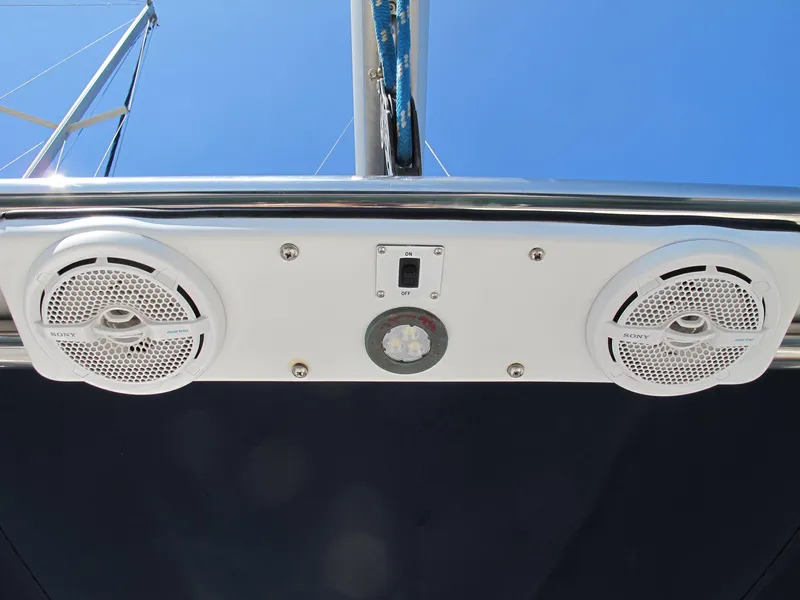 2004 Hunter 44 Deck Salon