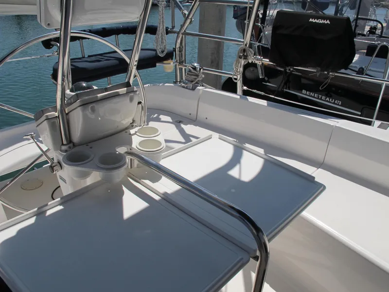 2004 Hunter 44 Deck Salon