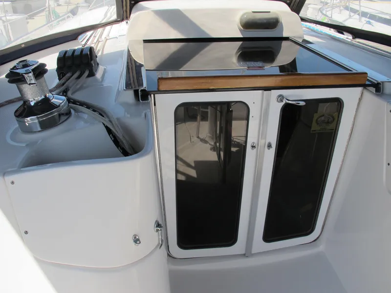 2004 Hunter 44 Deck Salon