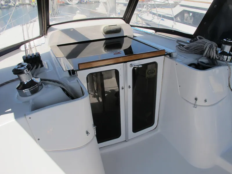 2004 Hunter 44 Deck Salon