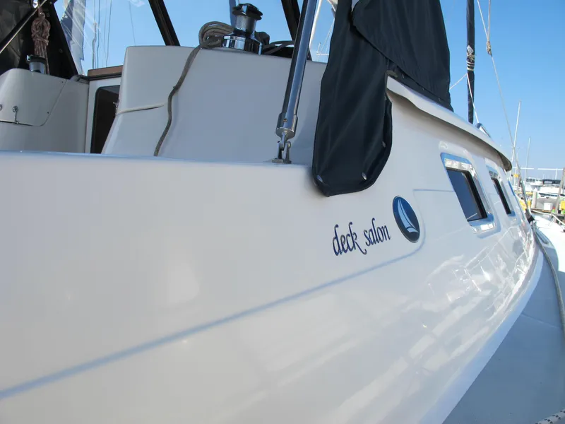 2004 Hunter 44 Deck Salon