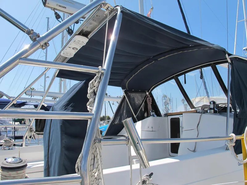 2004 Hunter 44 Deck Salon