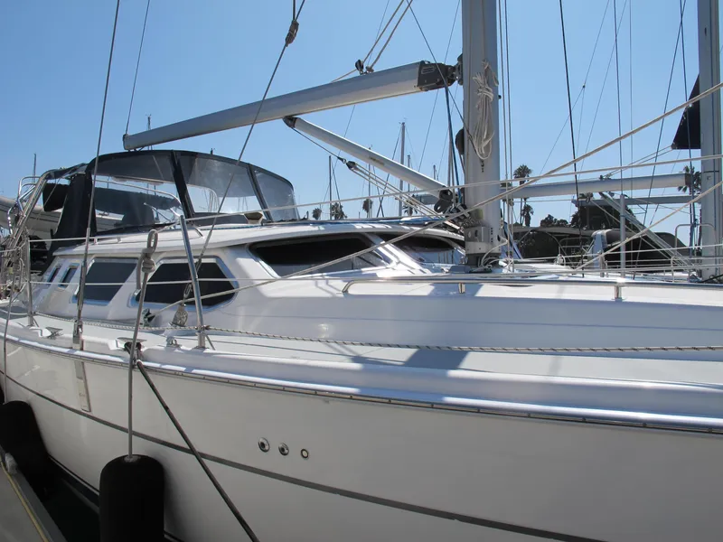 2004 Hunter 44 Deck Salon