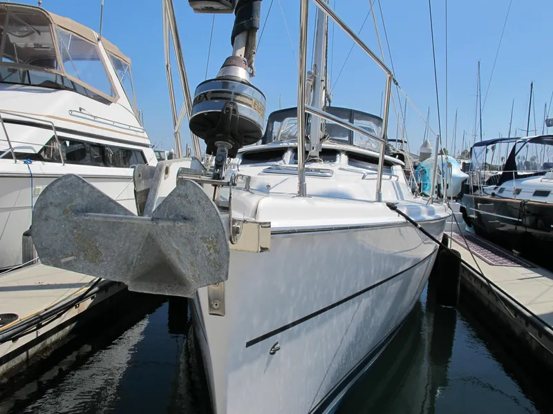 2004 Hunter 44 Deck Salon