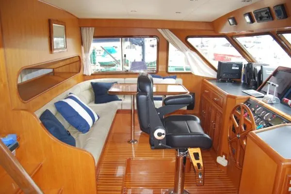 Pilothouse w/dinette Seating
