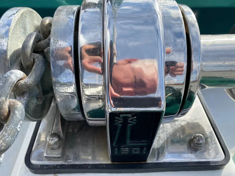 Lighthouse electric windlass