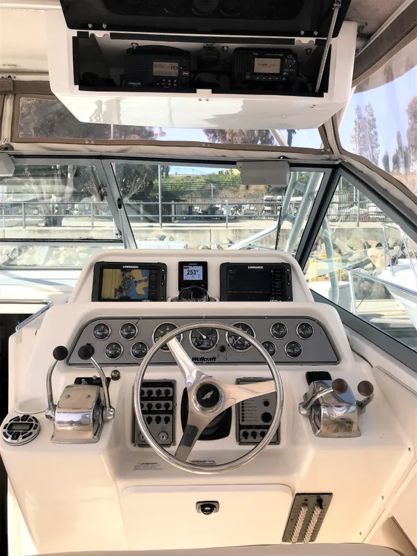 2001 Wellcraft 330 Coastal