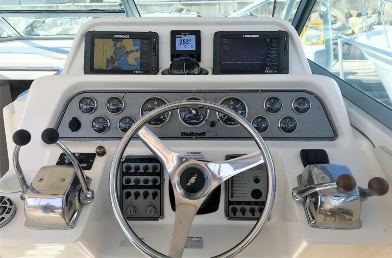 2001 Wellcraft 330 Coastal