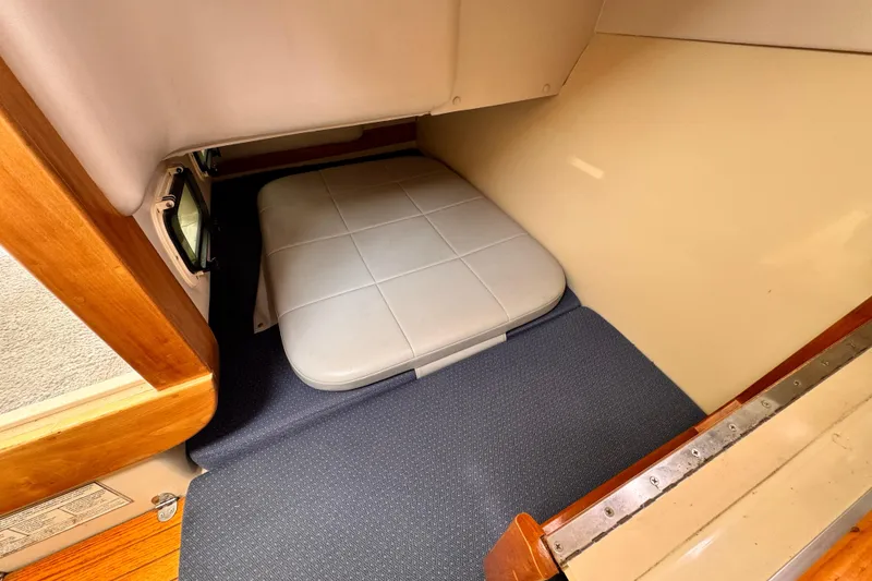 2003 Albin 28 TE cabin interior with cushioned seating and wooden accents.