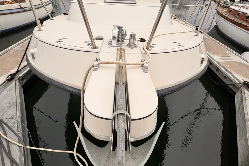2003 Albin 28 TE boat docked, showing stern and anchor details.