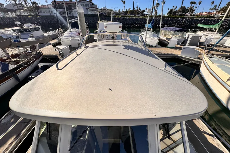 2003 Albin 28 TE boat docked in a marina, surrounded by other vessels.