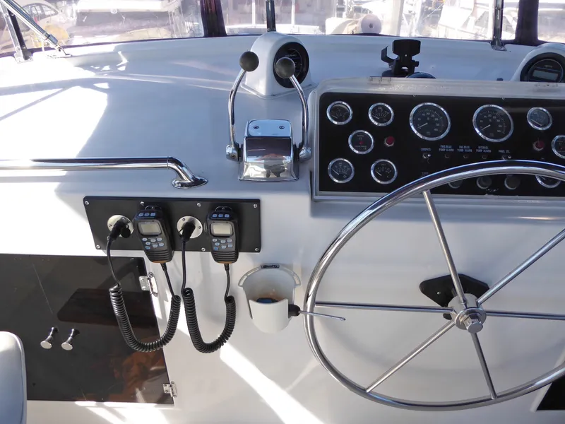 Flybridge helm to port