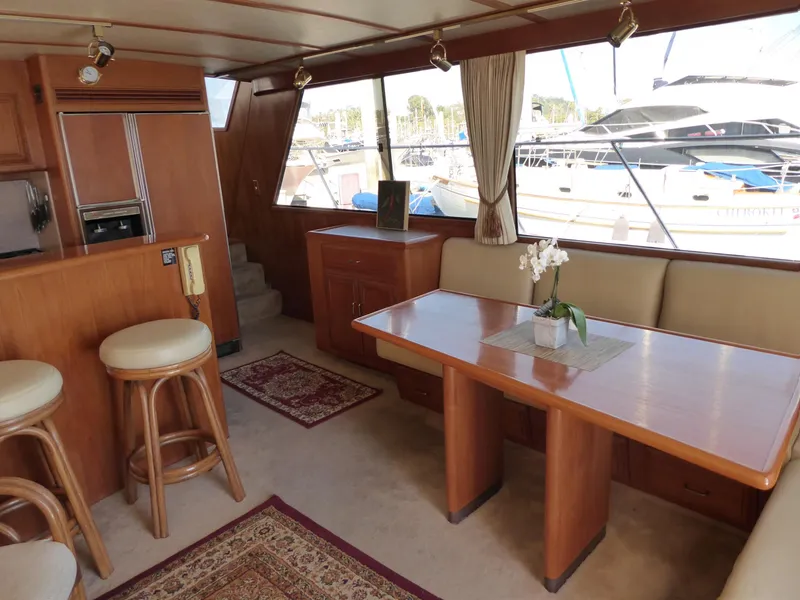 Salon to port