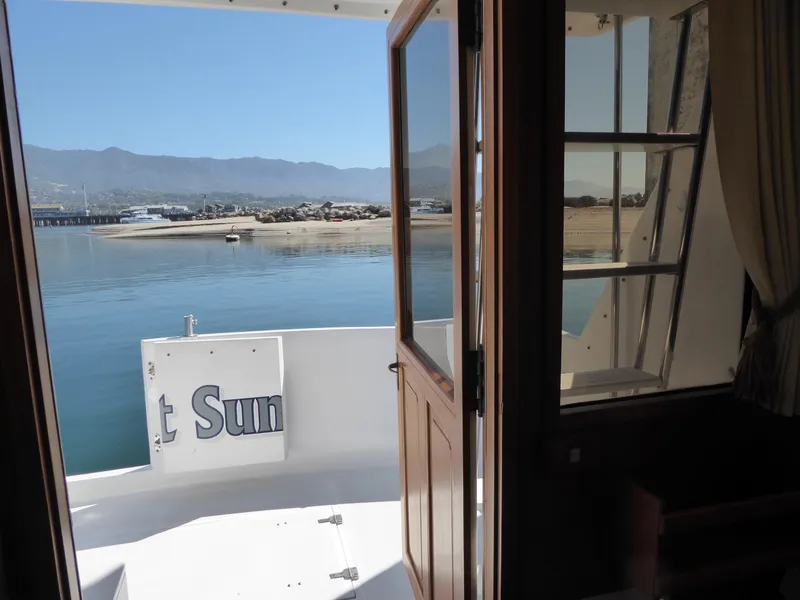 Salon looking to cockpit