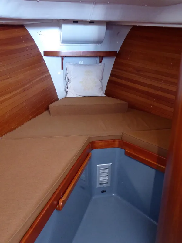 V berth